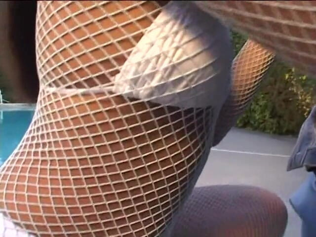 Pound Me Outside: Une bombasse excitée fait une pipe torride au bord de...