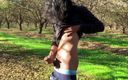 Xooshua (xblue18): Linda Twink secretamente se masturba en el bosque