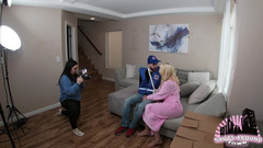 Sluts Around Town: Mailman dostarcza duży pakiet do Pornstar Bts