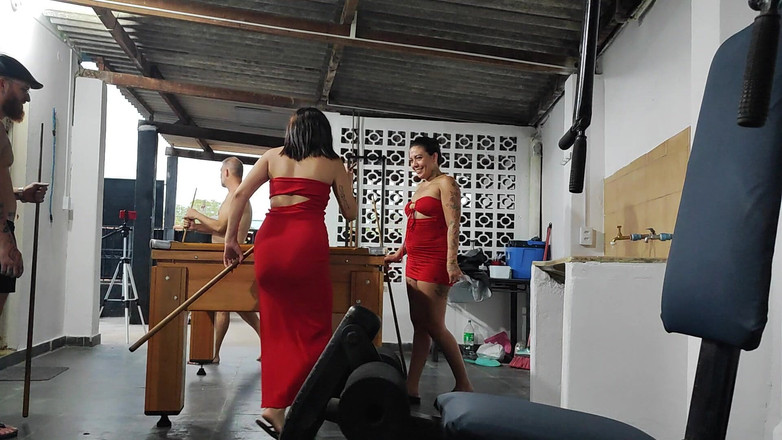 Carmona's films: Üvey kız kardeşlerle, iki büyük kuyrukla bilardo oynamak