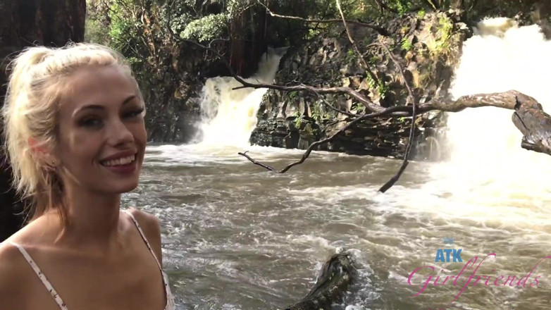 ATK Fans (Girlfriends): Virtuele vakantie - Sky Pierce geniet van het strand