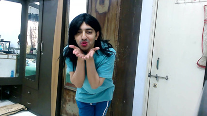 Cute & Nude Crossdresser: 彼氏の部屋着を着た甘い弱虫の女装フェムボーイ。