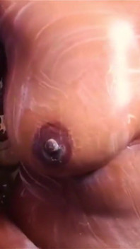 Ammu montre des seins énormes dans la salle de bain