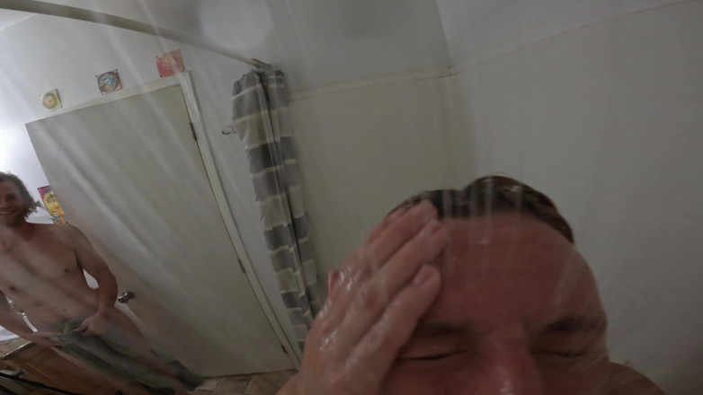 Sav Moolah: Une petite blonde se fait facefucker sous la douche