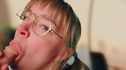 Jolie Lyon: Sono una troia dell'ufficio come punizione del patrigno