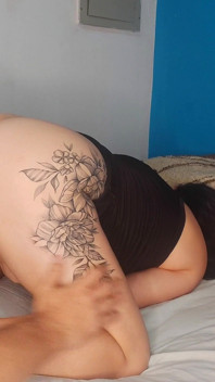 Soția sexy îl întâmpină pe tehnicianul TV într-o ținută foarte provocatoare și îl lasă să-i fută curul