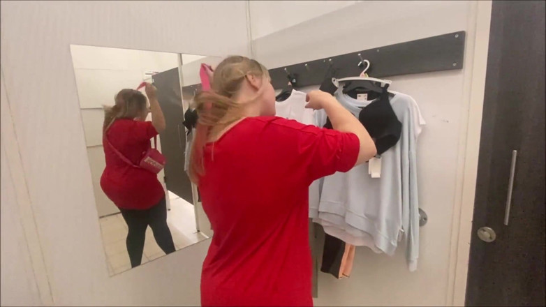 Bootyass Girl: Quick blowjob in Tesco cloakroom