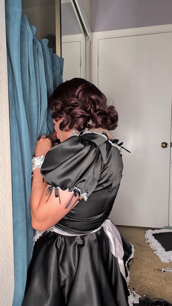 Sissy Candy: Sissy meidservice oefenen op een dildo bij haar nep-kijkgat