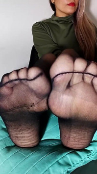 Sexy Nylon Feet Jerk off Instructions, Cumshot on My Feet Now!