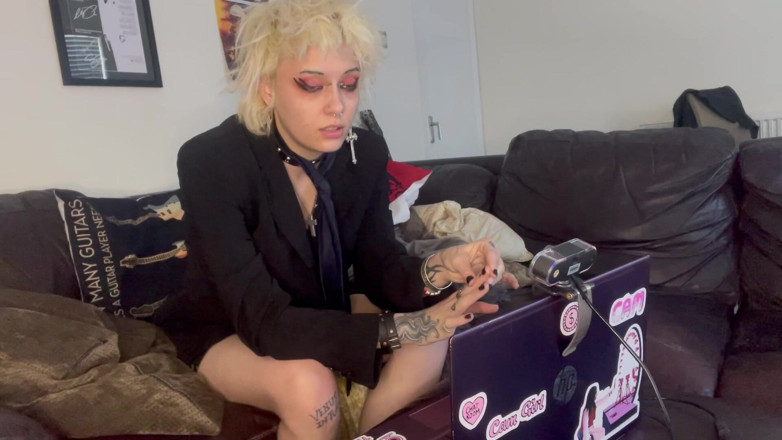 Glitterqueen1999: Goth Has a Heart Pain and Self Resus Cpr
