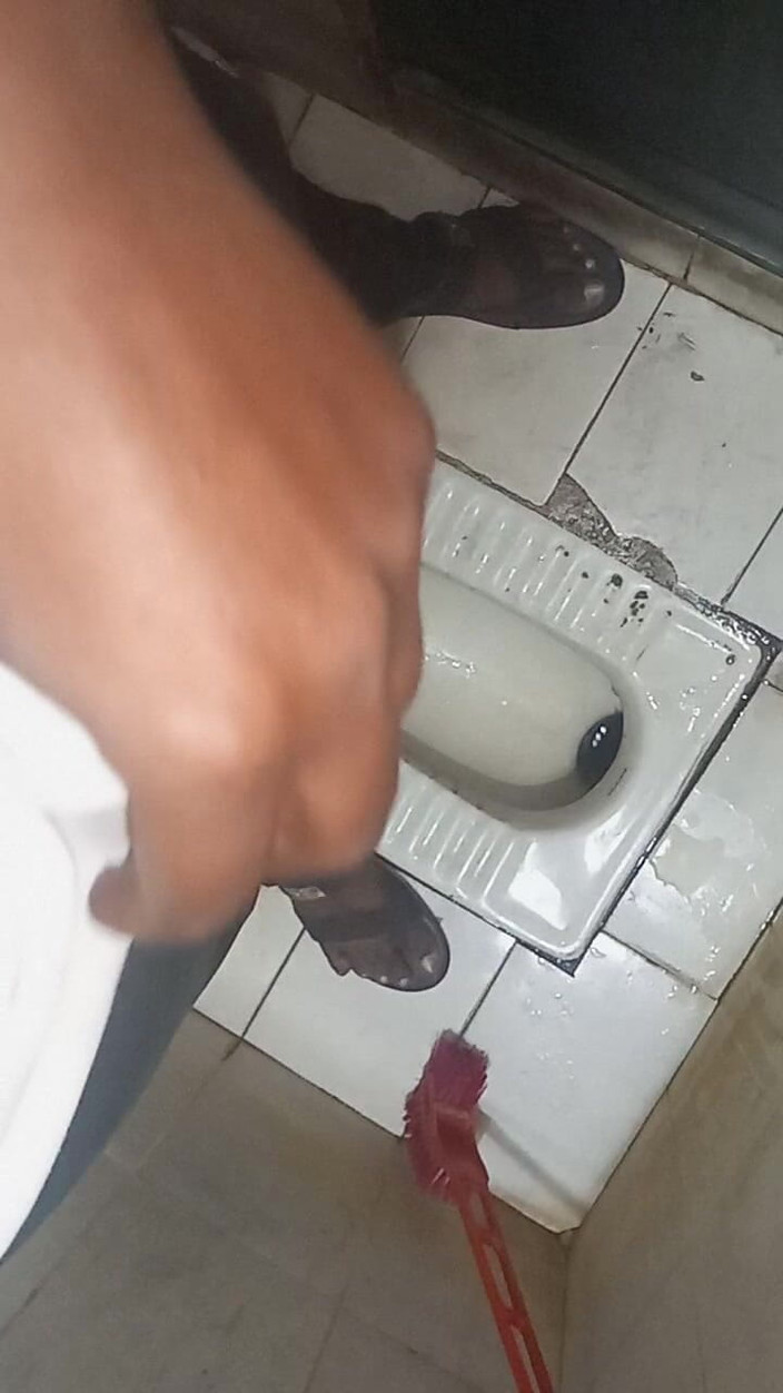 Fucking my wife: Indický chlapec masturbuje v koupelně