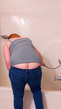 Matură sexy care curăță cada tachinează cracul curului