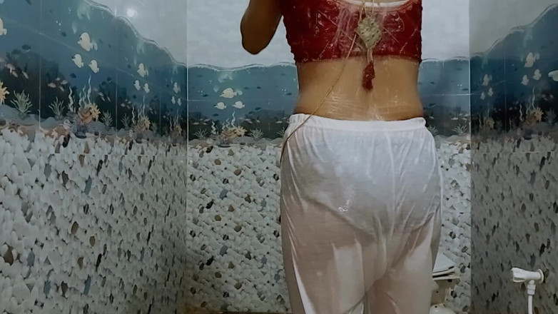 Ankurpriya000: Індійська мачуха купається у відкритому білому законі, змушує мене почуватися краще