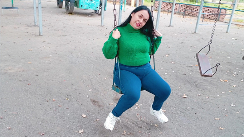 BBW Kelly Mom: Ти можеш допомогти мені розмахнутися, крихітко? Відштовхніть мене сильніше ззаду