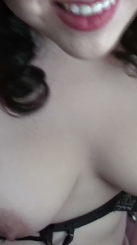Selfie cewek semok rambut cokelat lagi asik selfie - bra renda hitam dan toket besar alami - close up