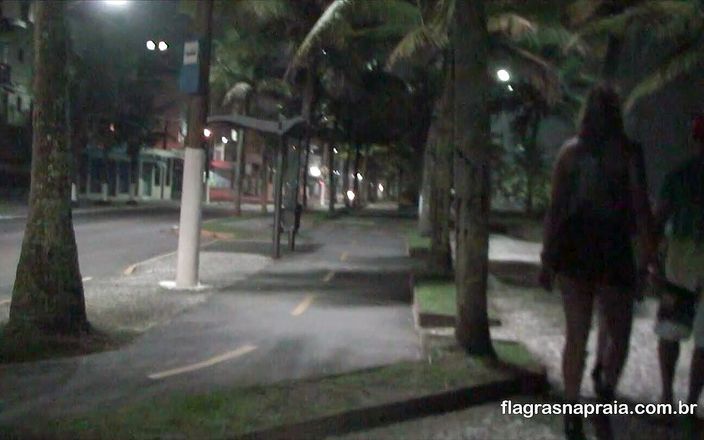 Amateurs videos: 一群朋友在海岸的街道上做婊子