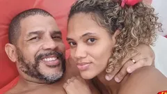 Meu padrasto se reveza fodendo minha bunda e minha buceta.