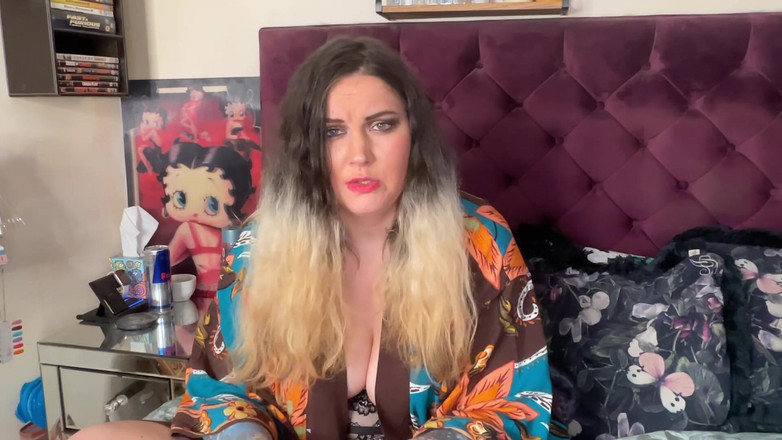 MissFFW: Perwersyjna dziwka przymierza swoje nowe okulary gotowe na treści geeky