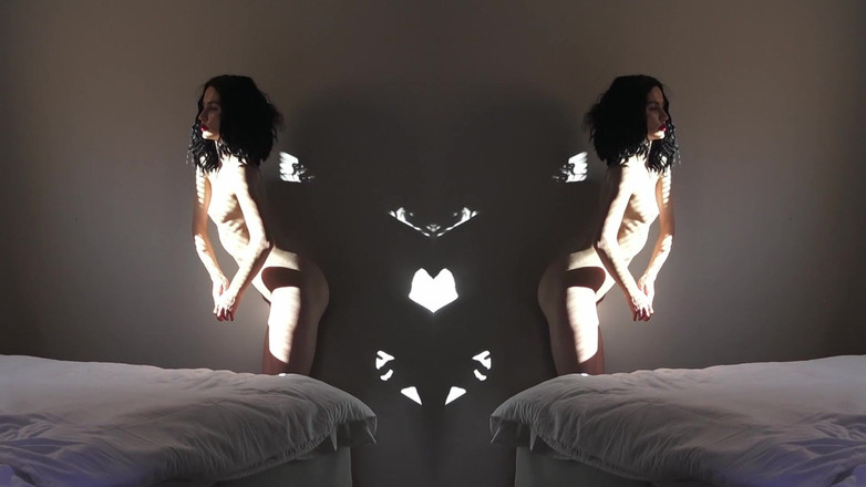 Faith Eros: 继母抓住了你的小- 手淫羞辱