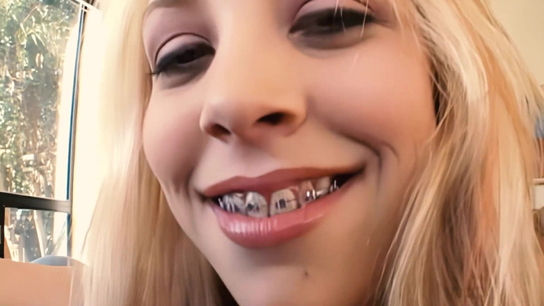 BestPorn85: Leah Luv sahá dozadu a vvádí velkého černého ptáka do své...
