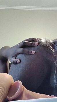 Tlustá ebenová Femboy krémuje a prdí na tlustém robertku