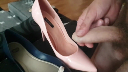 Milosbroz: Pink heels cuming, blue balerinas