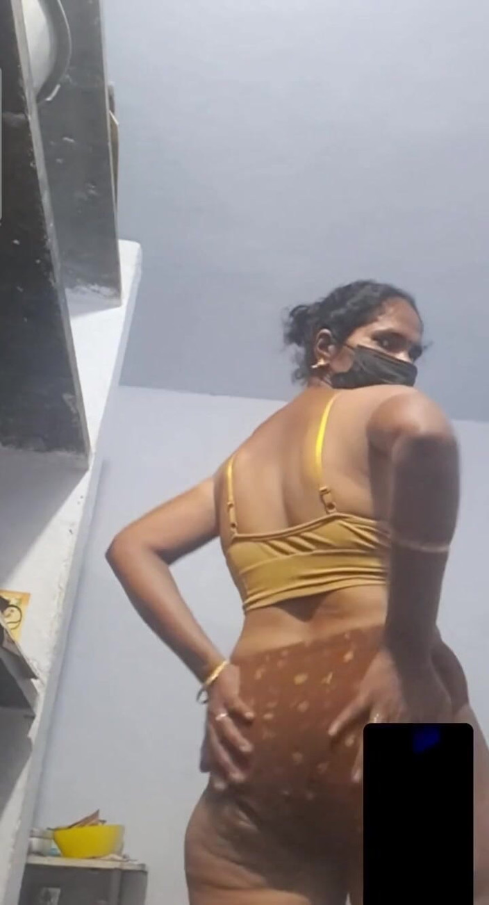 Jayaselvi: Tamil-tante genoten in videogesprek