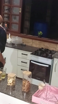 Seks anal dengan istri seksi yang tidak setia di pantry bar