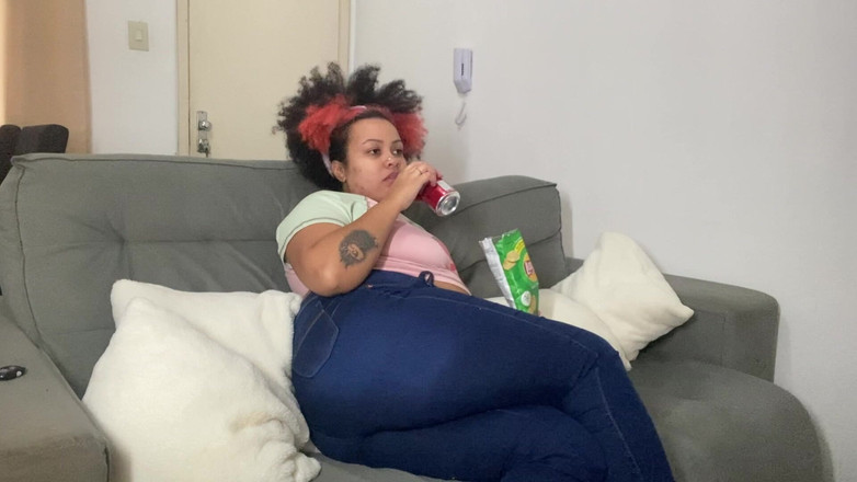 Cutiepiie Chubby: विशालकाय सुन्दर औरत पादना और मारना जबकि मैं टीवी देखता हूं