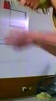 Gagica blondă își cu degetul trandafirul care picură până la orgasm exploziv