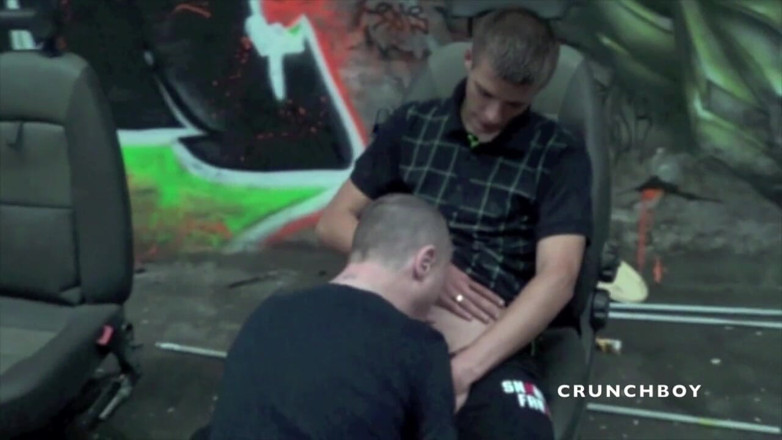 Crunch Boy: Gay sání mladého hetero chlápka v exhib