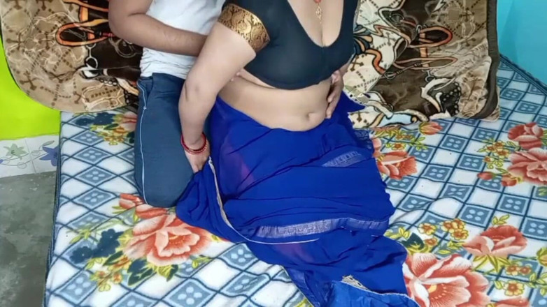 Manjushukla: India appena sexy in Colore blu Sari.