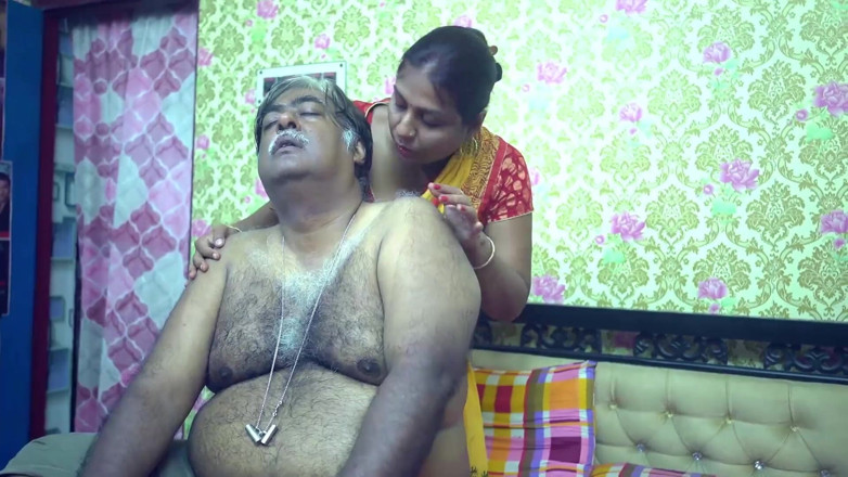 BIREA: Une bhabhi desi indienne taille une pipe à son propriétaire, partie 4
