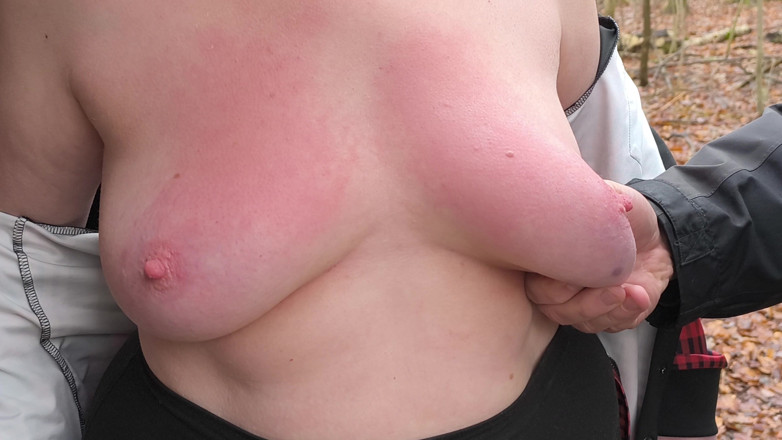 Bouncy Tits Action: Slår hennes bröst röda