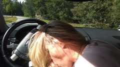 Amateur milf: 공공 도로에서 주차장에서 자지를 빠는 밀프. 공공 자지 빨고 사정
