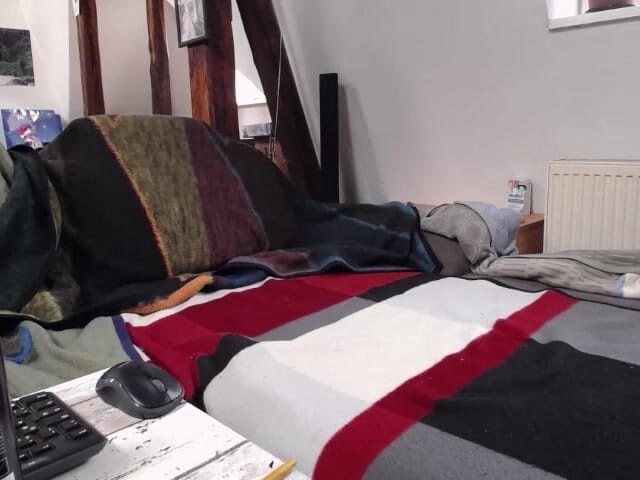 Alex Butt: Alex prova il suo nuovo giocattolo culo e viene Pesantemente