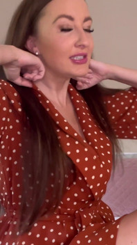 Vecina traviesa te agradece por tu ayuda desnudándose