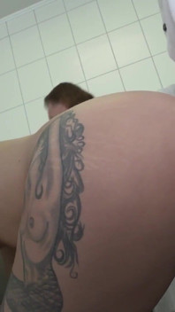 Blonďatá potetovaná dívka miluje trojku