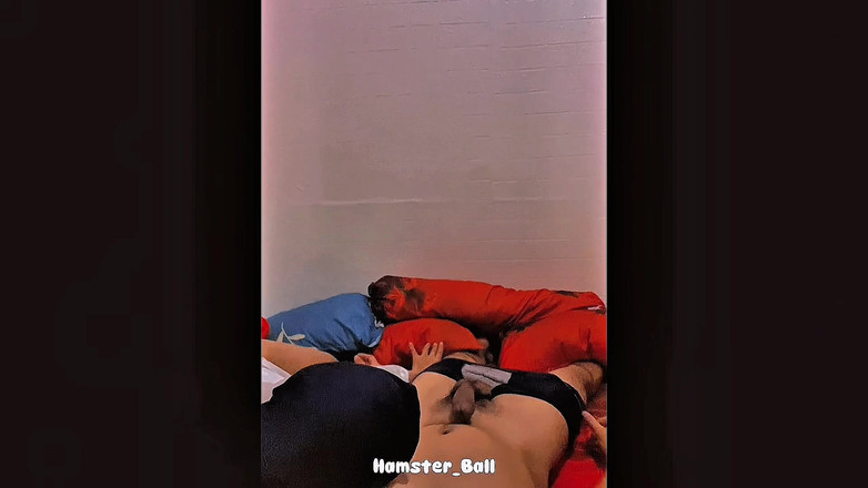Hamster_Ball: Máy bay bà già ngoại tình đội khăn trùm đầu sau giờ...