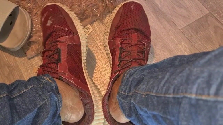 Simp to my ebony feet: 私の不潔な古いトレーナー