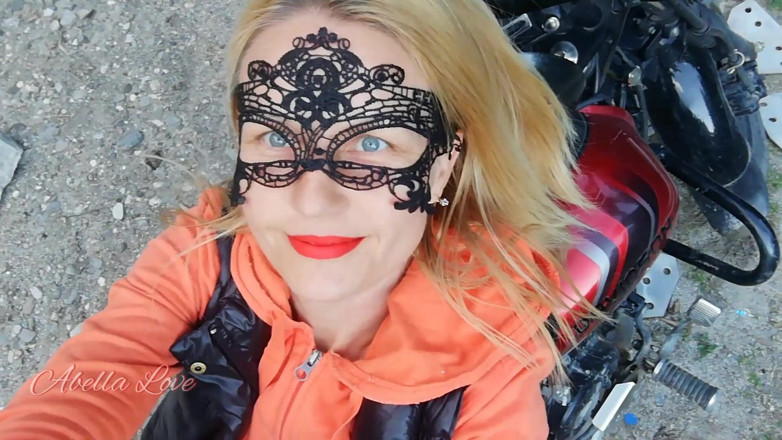 Abella Love: Röda läppar blondin röker sensuellt på Rasta cykel utomhus