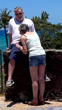 Aku baru aja ketemu sama pengunjung asal hawaii-- dan di sinilah kami, bermain di luar ruangan