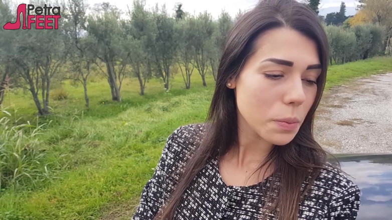 Smokin Fetish: Une brune sexy fume du cigarettes dans la nature
