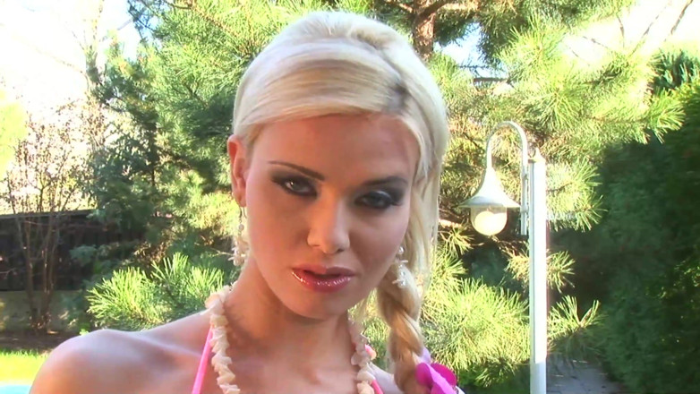 Solo Austria: Sexy blonďatá modelka v bikinách škádlí