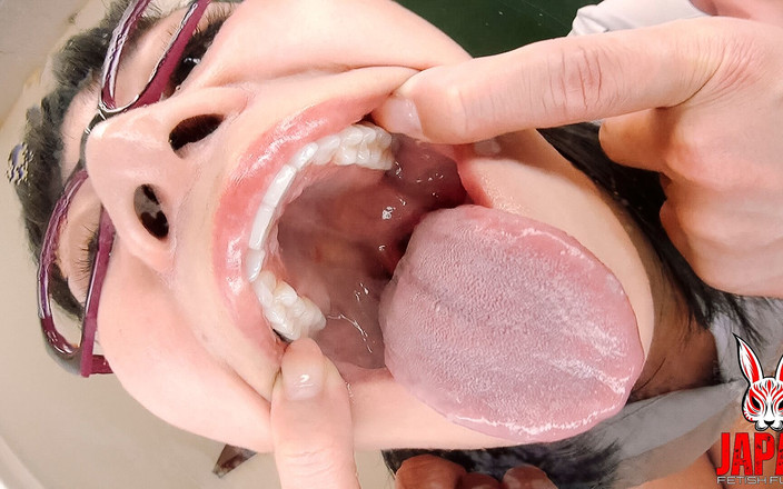 Japan Fetish Fusion: 두꺼운 침이 열심히 안타. 젖은 혀가 남아 있습니다. 교사 Tomoka Akari, 입을 벌리고 먹이주기... 그리고 너의 페티쉬