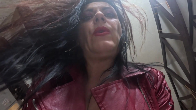 MilfyCalla: Obsession fétiche pour les crachats - dirty talk, tabagisme et masturbation...