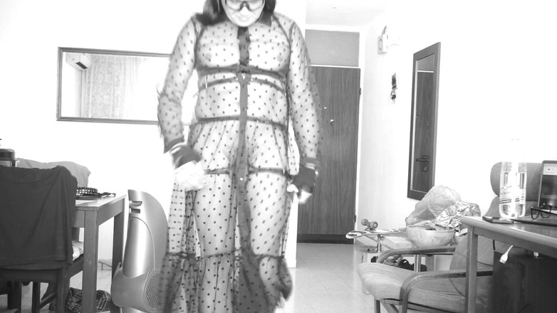 Voyager: Шкіряна пов'язка і повністю прозоре плаття.