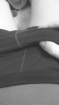 Îmi frec pantalonii de trening groși cu pantaloni gri până se udă
