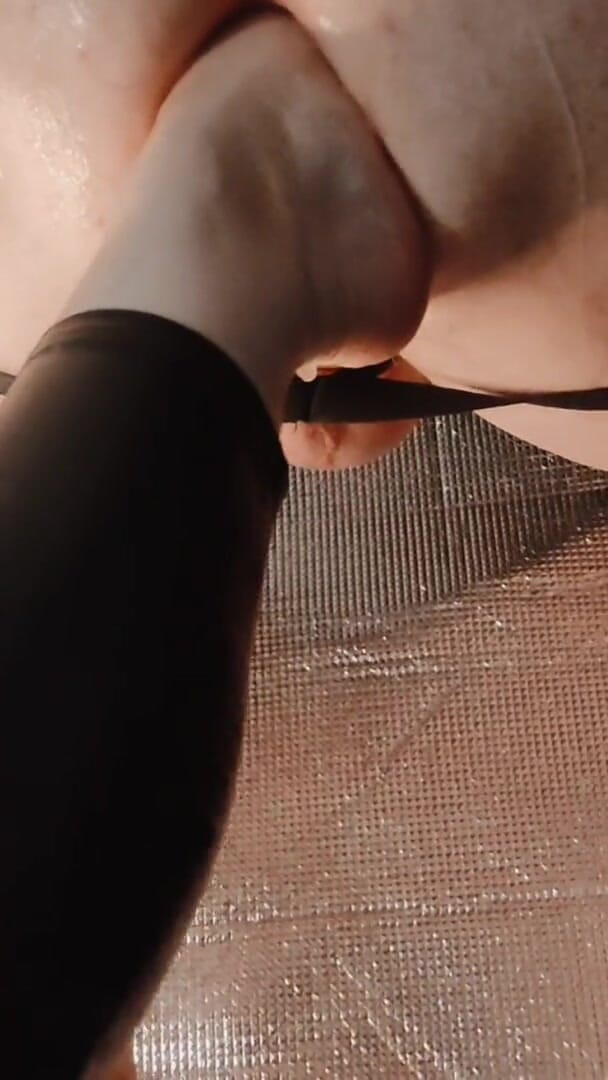 KinkyFamily: Fot fisting slav röv