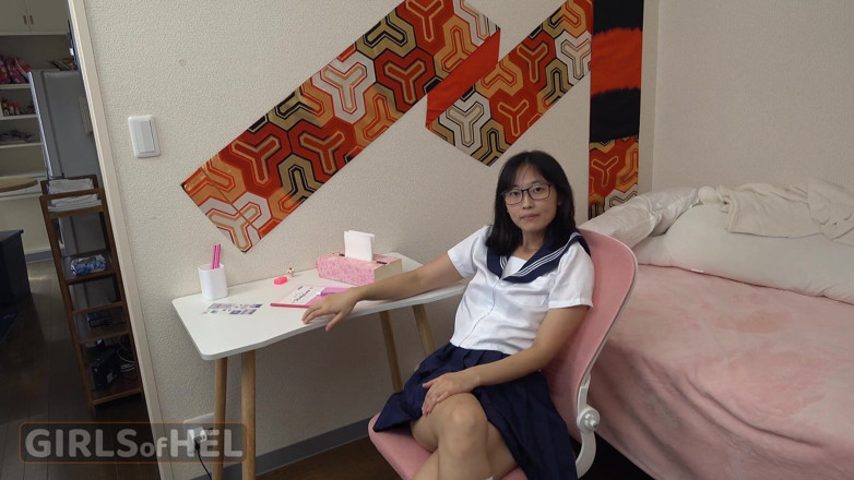 Girls of Hel: Tatăl vitreg Nosy intruzină pe fiica sa vitregă asiatică pentru...